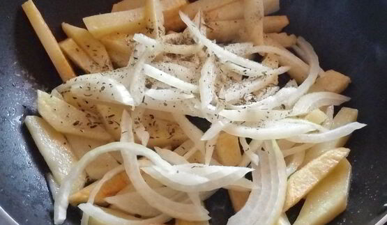 жареный картофель с зеленью и яйцом