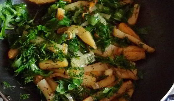 жареный картофель с зеленью и яйцом