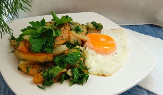 жареный картофель с зеленью и яйцом