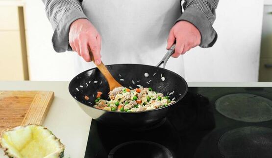 жареный рис с ананасом и свининой