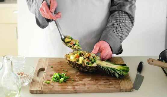 жареный рис с ананасом и свининой