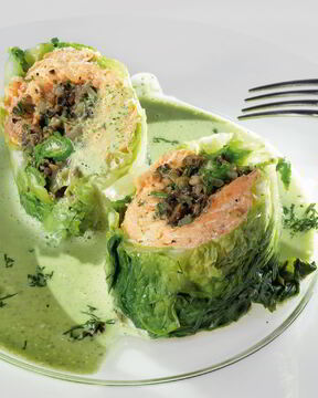 Голубцы из латука с форелью