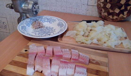 ленивые рыбные голубцы в хренно-сметанном соусе