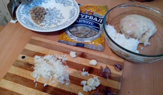 ленивые рыбные голубцы в хренно-сметанном соусе