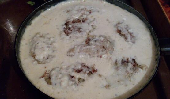 ленивые рыбные голубцы в хренно-сметанном соусе