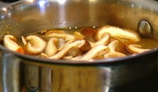 гречневая лапша с грибами и морской капустой