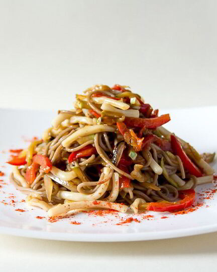 Рецепт гречневой лапши с кальмарами