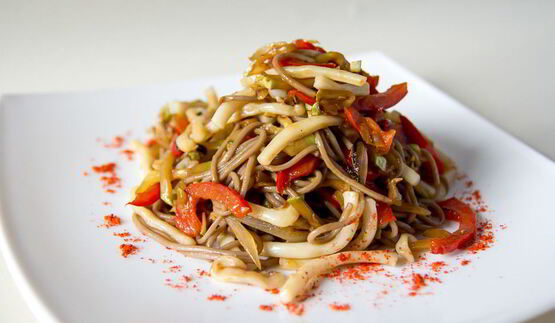 гречневая лапша с кальмарами