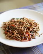 Гречневая лапша с овощами и креветками