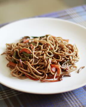 Гречневая лапша с овощами и креветками