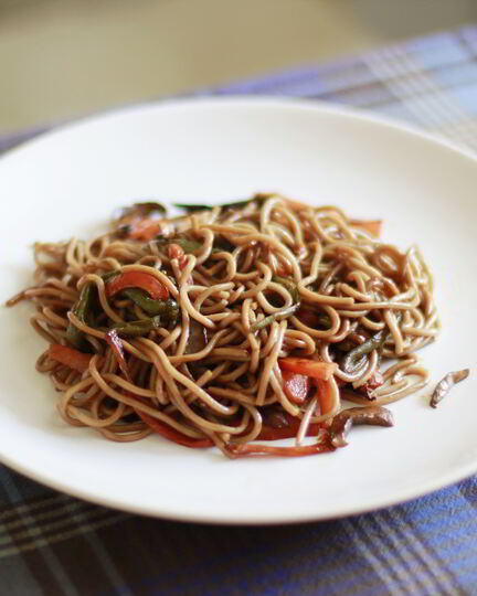 Рецепт гречневой лапши с овощами и креветками