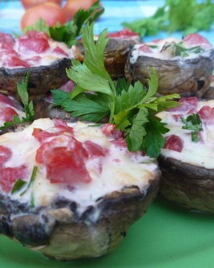 Рецепт ароматных шампиньонов с моцареллой и помидорами на гриле