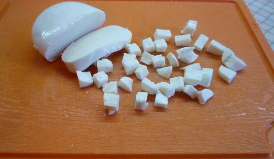 ароматные шампиньоны с моцареллой и помидорами на гриле