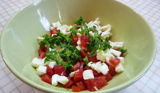 ароматные шампиньоны с моцареллой и помидорами на гриле