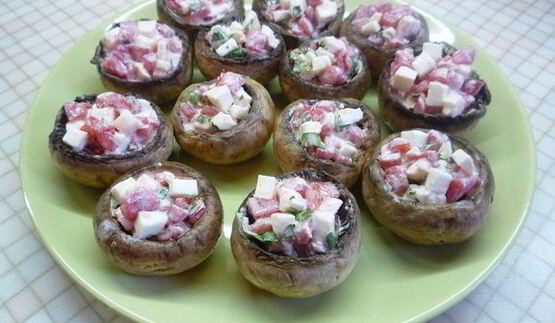 ароматные шампиньоны с моцареллой и помидорами на гриле