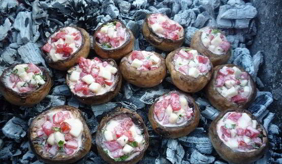 ароматные шампиньоны с моцареллой и помидорами на гриле