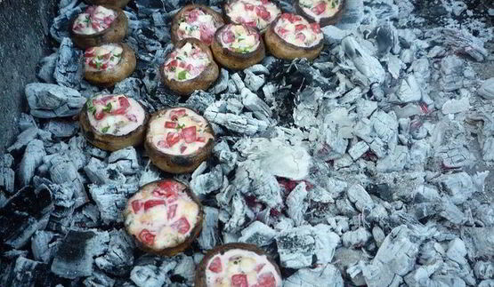 ароматные шампиньоны с моцареллой и помидорами на гриле