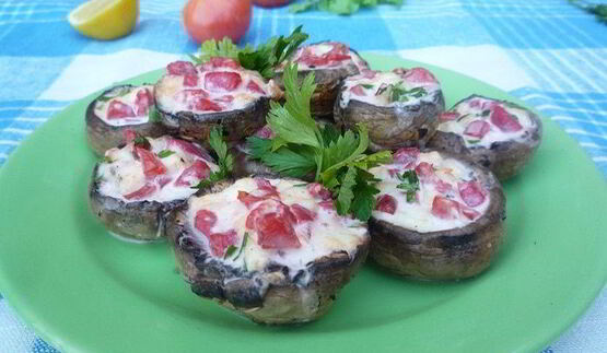 ароматные шампиньоны с моцареллой и помидорами на гриле