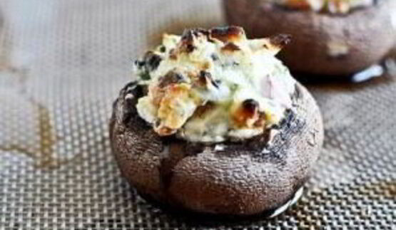 грибы, фаршированные сливочным сыром, пепперони и перцем