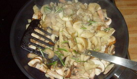 грибы с пореем, запеченные под сливочным соусом