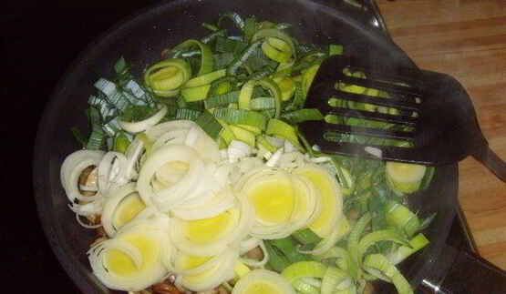 грибы с пореем, запеченные под сливочным соусом