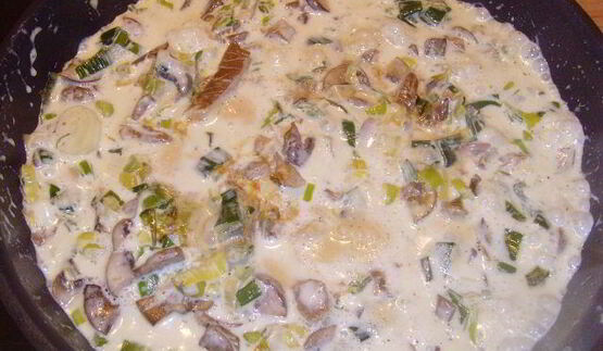 грибы с пореем, запеченные под сливочным соусом