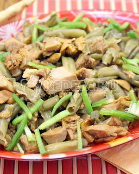 Лисички жаренные со стручковой фасолью