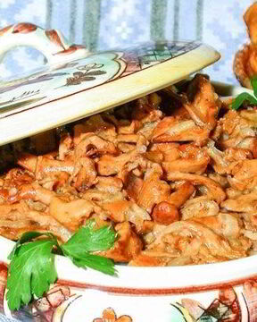 Лисички, жареные в сметане