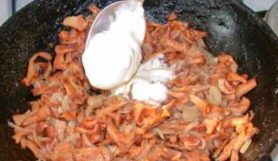 лисички, жареные в сметане