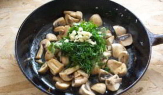 шампиньоны с чесноком и зеленью