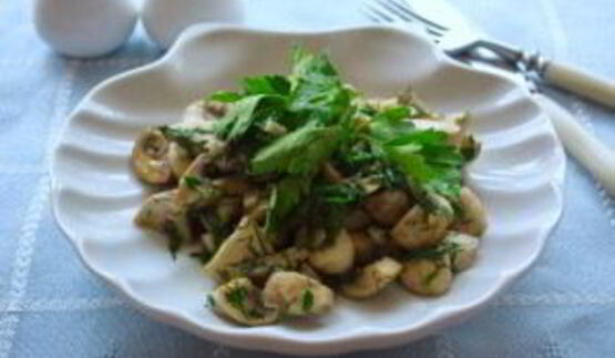 шампиньоны с чесноком и зеленью