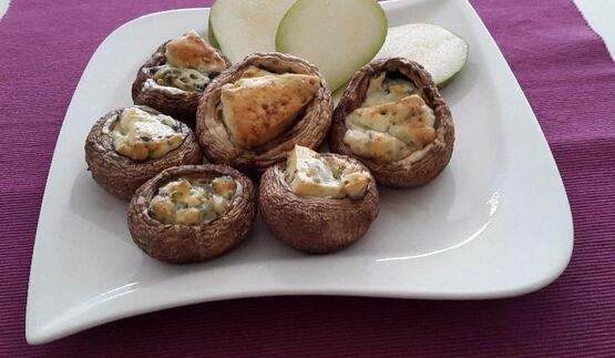 шампиньоны с сыром с голубой плесенью