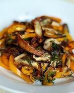 Шиитаке жаренные со сладким перцем