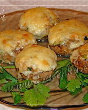 Шляпки шампиньонов, запеченные под сметаной