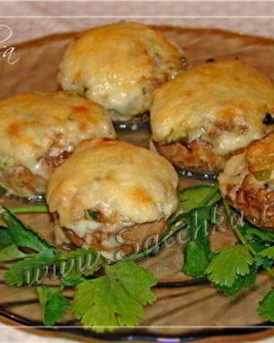 Шляпки шампиньонов, запеченные под сметаной