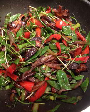 Удон с овощами, жаренными в соусе мисо