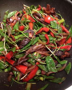 Удон с овощами, жаренными в соусе мисо