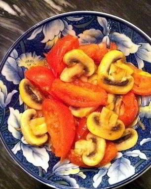 Жареные грибы с помидорами