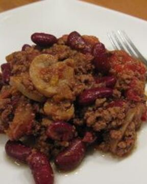 Гуляш из фарша и консервированной фасоли