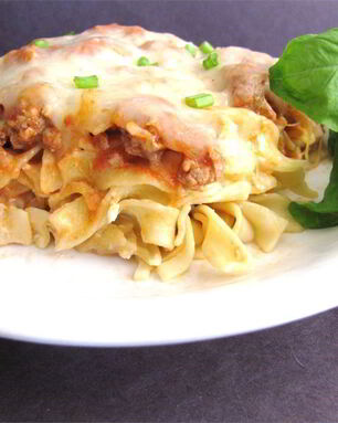 Гуляш из фарша индейки с лапшой