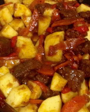 Гуляш из говядины с картофелем