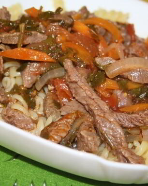 Гуляш из говядины с кинзой