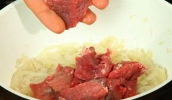 гуляш из говядины с томатной пастой