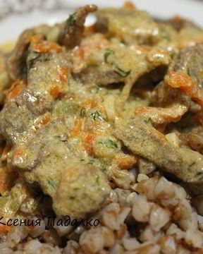 Гуляш из говядины со сметаной