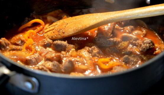 гуляш из куриных желудков