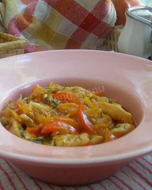 Гуляш из курицы в мультиварке