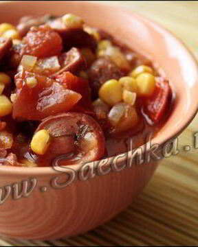 Гуляш из сосисок с фасолью и кукурузой