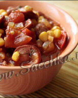 Гуляш из сосисок с фасолью и кукурузой