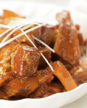 Гуляш из свинины с томатом