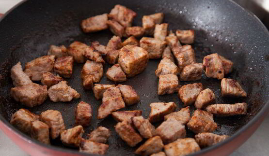 гуляш из телятины с маринованными огурчиками